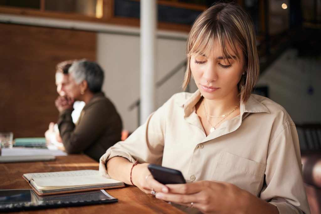 Technology in support of traditional addiction therapy: Professional checkin in and getting real-time support even at her workplace. Present colleagues do not notice or know the difference between social media use and science-backed support via the smartphone.