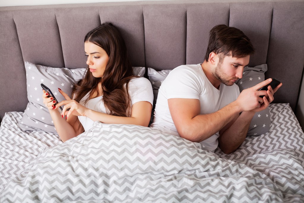 Signs you are not valued in a relationship: Couple trading being online for intimacy