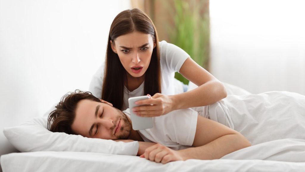 The Difference Between Intuition, Anxiety & Gut Feeling In a Relationship