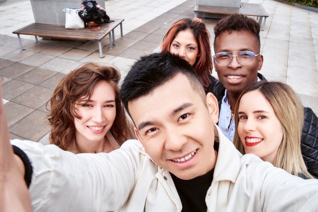 Group of nternational students taking a selfie together